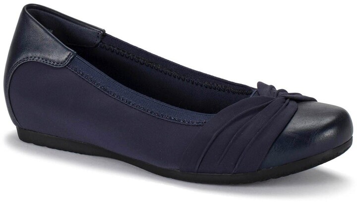 closed in flat shoes