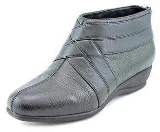 Trotters Latch W Round Toe Leather Bootie.