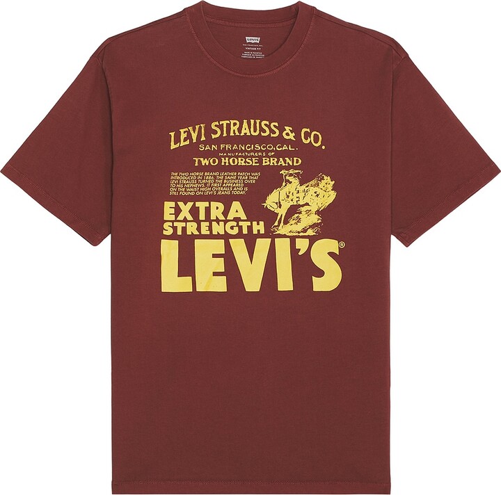 Levi's Vintage Fit Graphic Tee in Burgundy