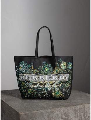 Burberry The Medium Reversible Doodle Tote