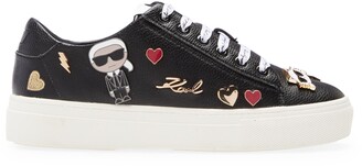 cate pin logo sneaker