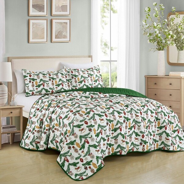 Marcielo3-PieceHolidayCheerChristmasBedspreadSet–ReversibleQuiltwithOrnaments&EvergreenPrintJB601GreenQueen