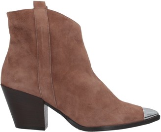 Zoe Ankle boots