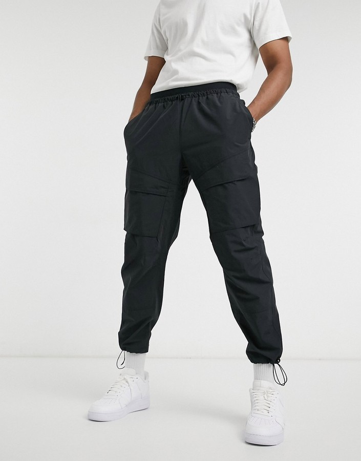 nike swoosh on tour pack cuffed cargo joggers