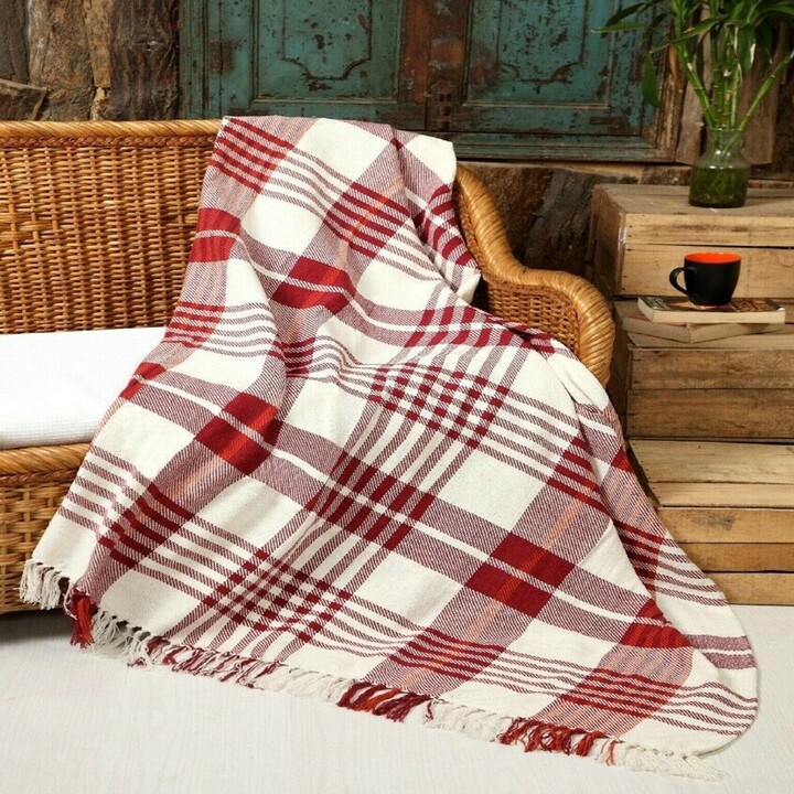 Handloom Throw Blankets The Perfect Addition for Cozy Evenings