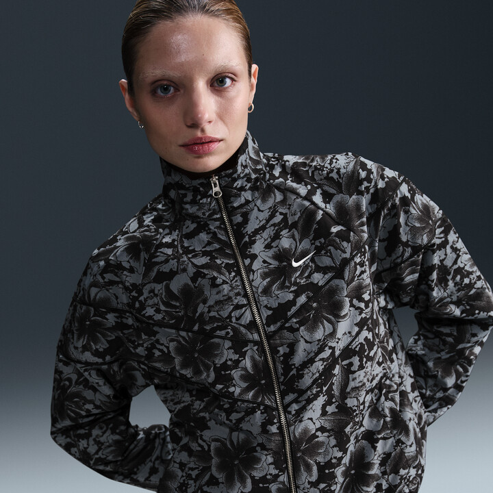 Nike Women's Sportswear Windrunner Loose UV Protection Woven Full-Zip Printed Jacket in Black | HM7285-010
