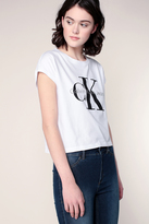Calvin Klein T-shirt Blanc Large Et Court Avec Logo Imprimé Taka