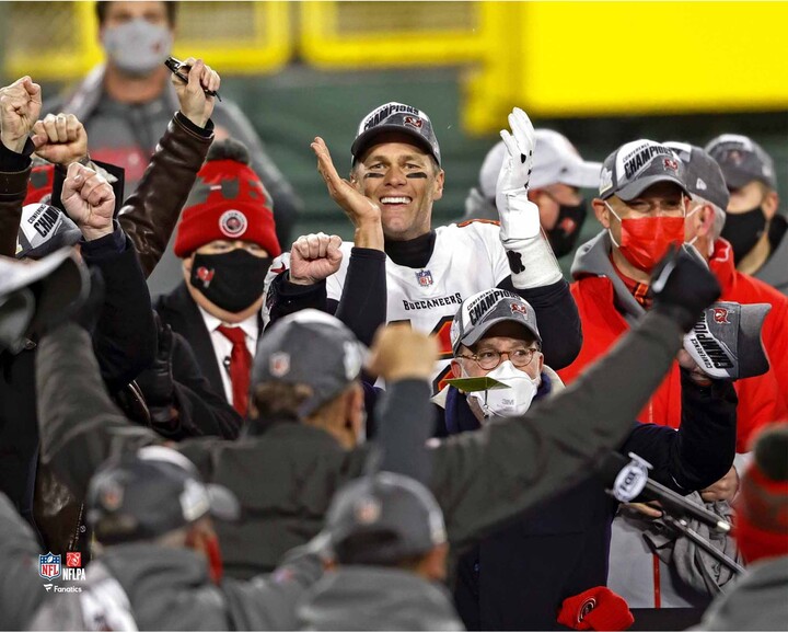 Fanatics Authentic Tom Brady Tampa Bay Buccaneers Unsigned 2021 NFC Championship Team Celebration Photograph