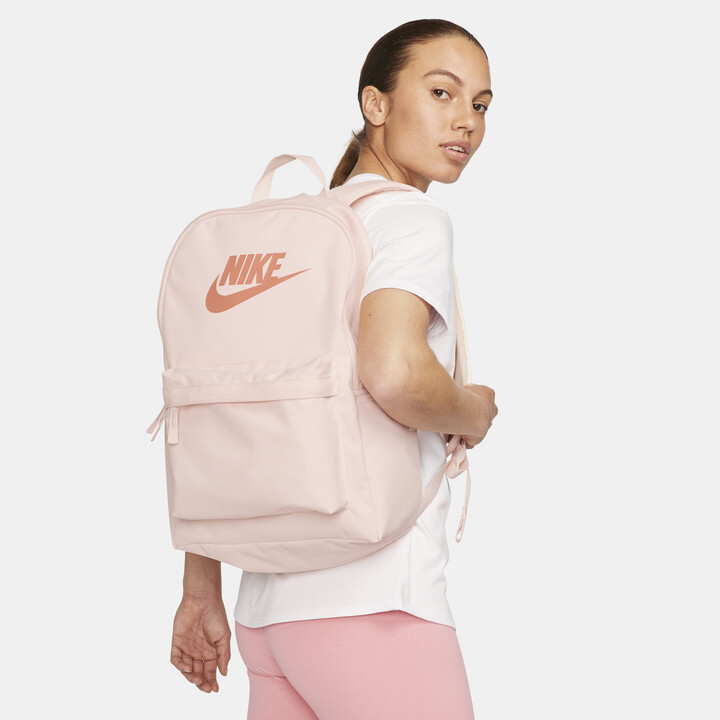 Nike Sportswear Futura 365 Women's Mini Backpack (6L). Nike LU