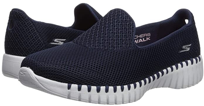 16700 skechers