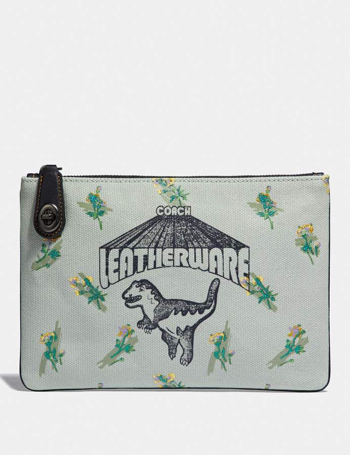 turnlock pouch 26 with horse and carriage