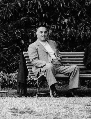 PickYourImage Vintage photo of Carlo Ponti sitting smilingly on a bench.