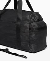lululemon command the day duffle