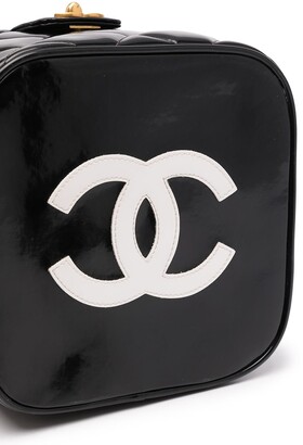 Chanel Pre Owned 1995 CC diamond-quilted cosmetic vanity bag