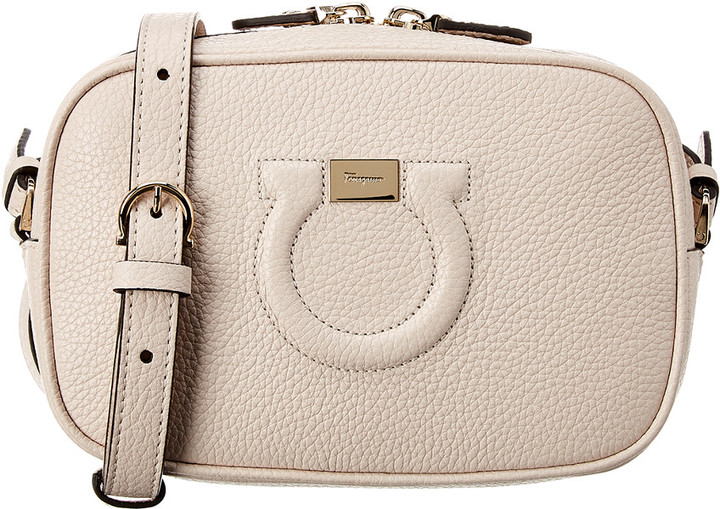 salvatore ferragamo gancini leather camera bolsa