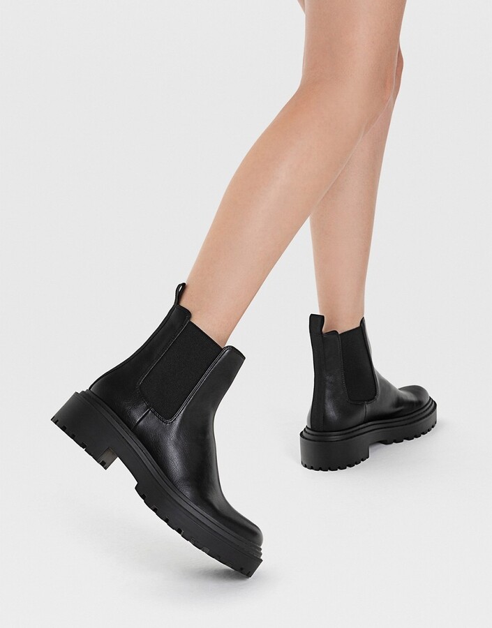 stradivarius pull on chelsea boots in black