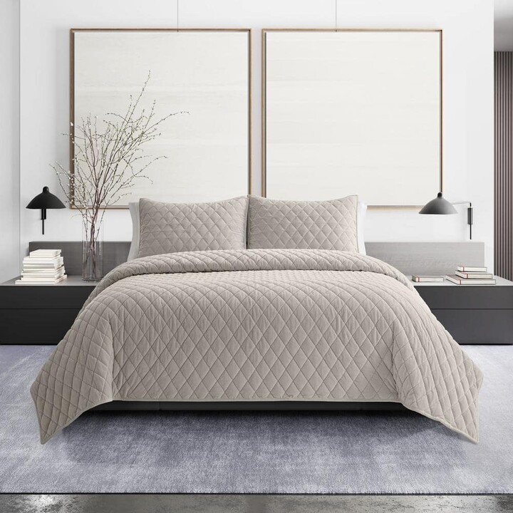 Vera Wang Diamond Velvet 3-Piece Beige Solid Plush Microfiber King Quilt Set