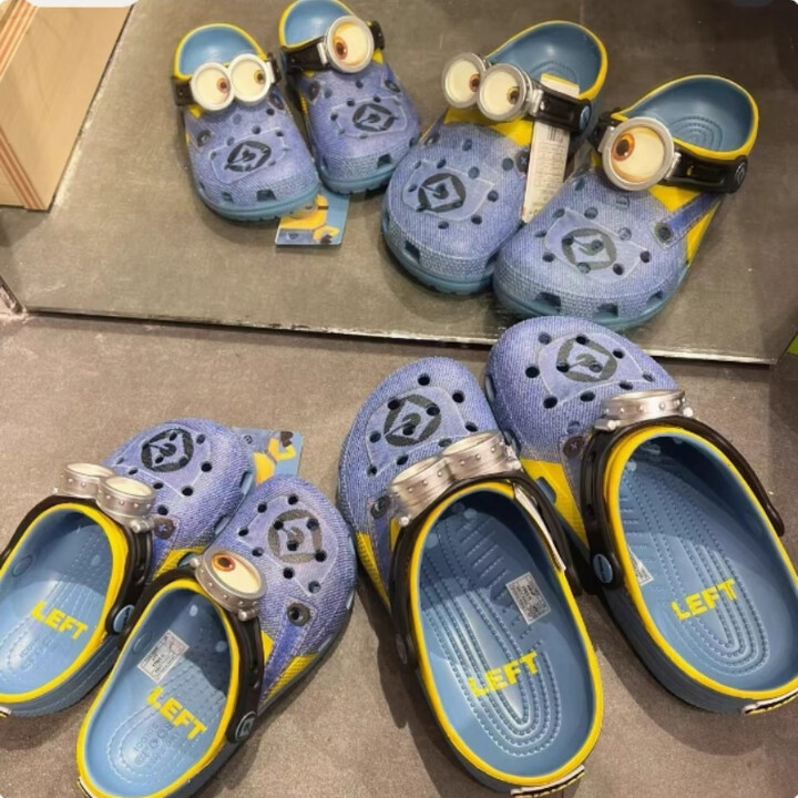 MINISO Small Yellow People Cartoon Print Adult Summer Hole Shoes Sandals Slippers Leisure Beach Shoes Couple Shoes EVA Non-Slip Gift