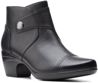 clarks ladies flat ankle boots