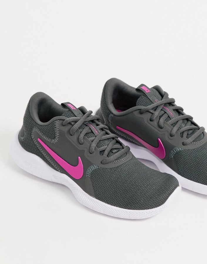 nike training flex trainers in grey with peach swoosh