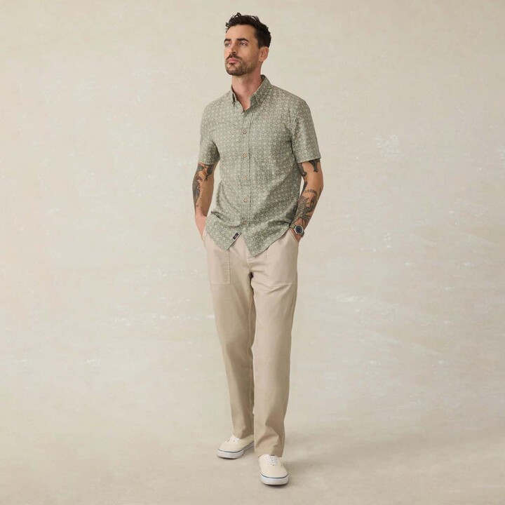 Faherty Men's Breeze Short Sleeve Shirt, Small, Sundried Sage Emblem