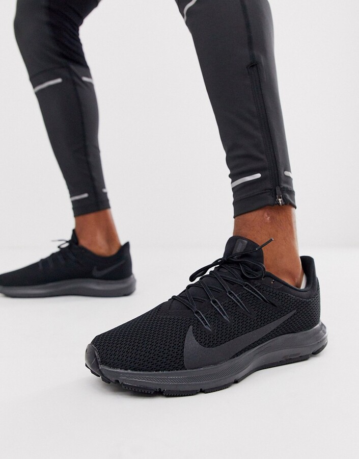 nike running quest 2 trainers in triple black