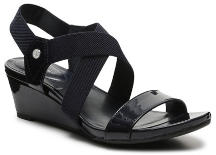 bandolino patent leather wedge
