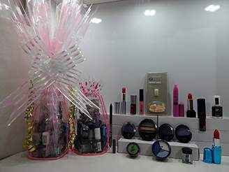 No7 & Seventeen 16pc Make Up Gift Set Gift Wrapped Gift Hamper + Free Make Up Drew String Bag - In Gift Hamper