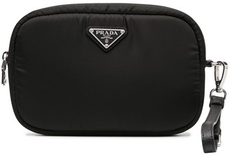 prada logo plaque clutch bolsa