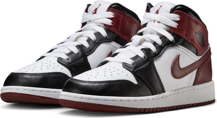 Jordan Mid SE Basketball Sneaker
