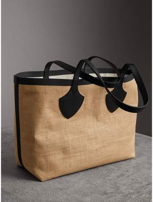 Burberry The Medium Giant Tote in Graphic Print Jute