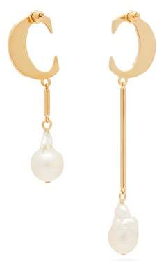 Chloé Darcey Baroque-pearl Mismatched Earrings - Womens - Gold