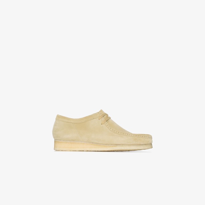 clarks wallabees beige