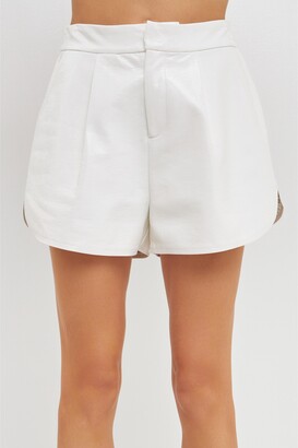 White Shorts Without Pockets