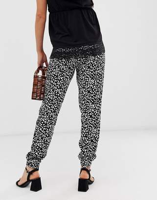 New Look Maternity printed jogger in black pattern