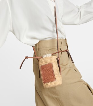 バッグ LOEWE Cylinder Pocket Loewe Cylinder Pocket Leather-trimmed Raffia Pouch in Natural
