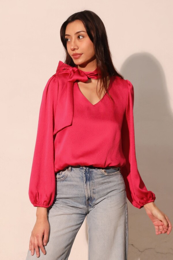 TRUEDAMES Hammered Satin Tie Neck Bubble Top