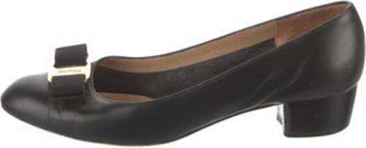 Ferragamo Leather Pumps Black Vara Bow Accent Grosgrain & Bow Accents Round-Toes