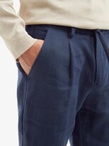 Thumbnail for your product : Thom Sweeney - Pleated Slubbed-linen Hopsack Shorts - Dark Navy