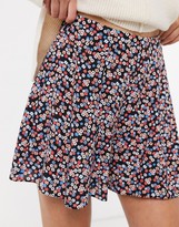 Thumbnail for your product : New Look ditsy floral flippy short in black