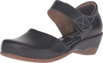 L'Artiste by Spring Step Women's Gloss Mary Jane Flat