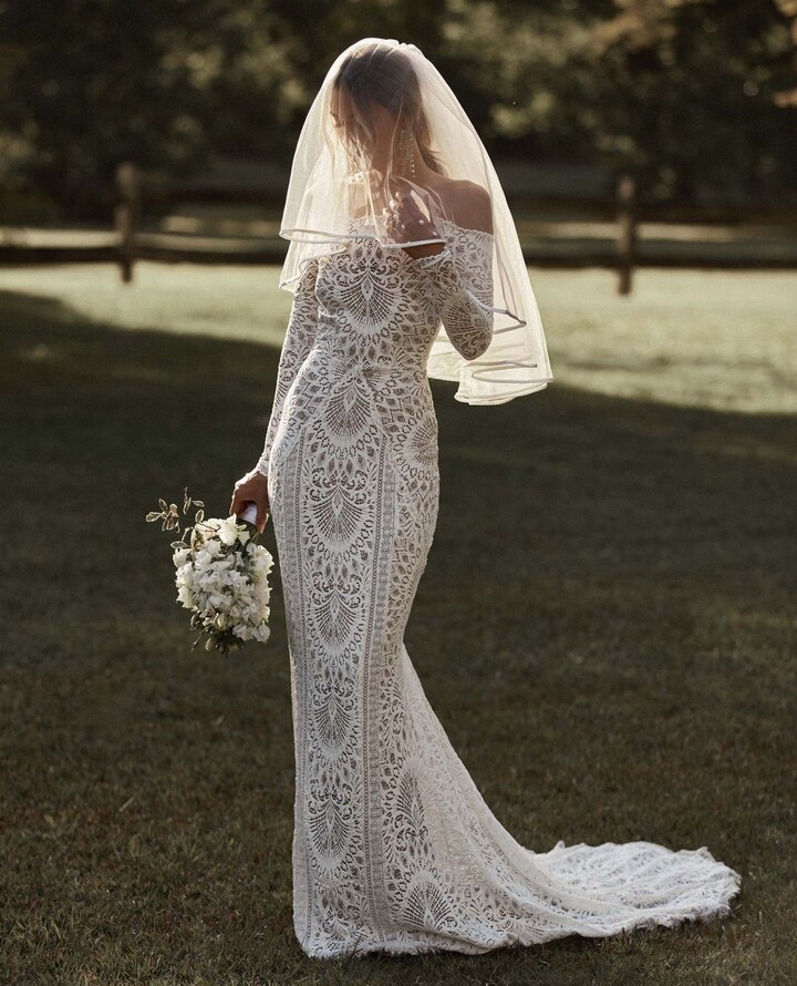 ROSE IN THE BOX ROSEINTHBOX Lace Wedding Dress Long Sleeves Off the Shoulder Soft Ivory Tulle Veil with An Elegant Bridal Mermaid Maxi Gowns