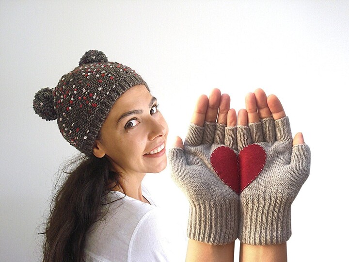 Fall Style Set Double Pom Beanie & Heart Fingerless Gloves