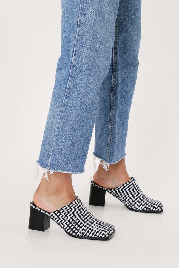 closed toe mules