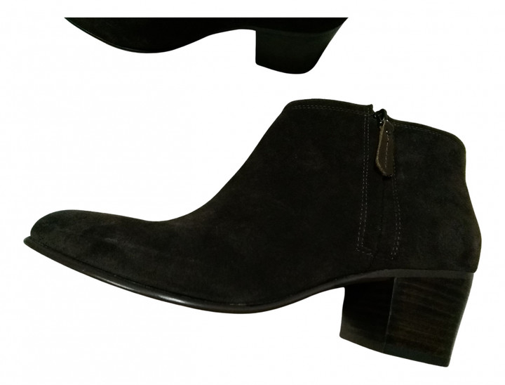 clarks ladies suede ankle boots