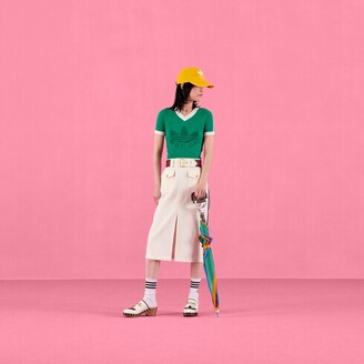 GUCCI アディダス adidas x Gucci Vネック Tシャツ アディダス x グッチから2023年春夏コレクションが登場