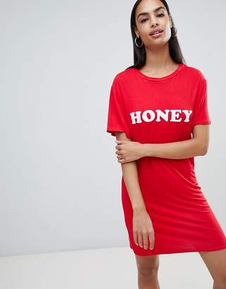 PrettyLittleThing Honey Slogan T-Shirt Dress