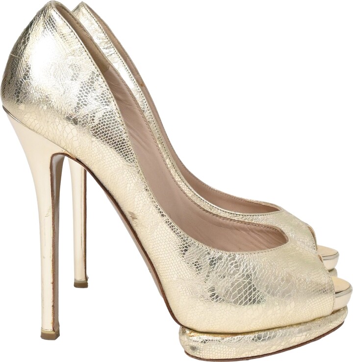 Nicholas Kirkwood Lace Detail Peep-Toe Pumps in Metallic Gold Leather