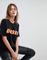 Diesel - T-shirt avec logo et flamme qui brillent dans la nuit