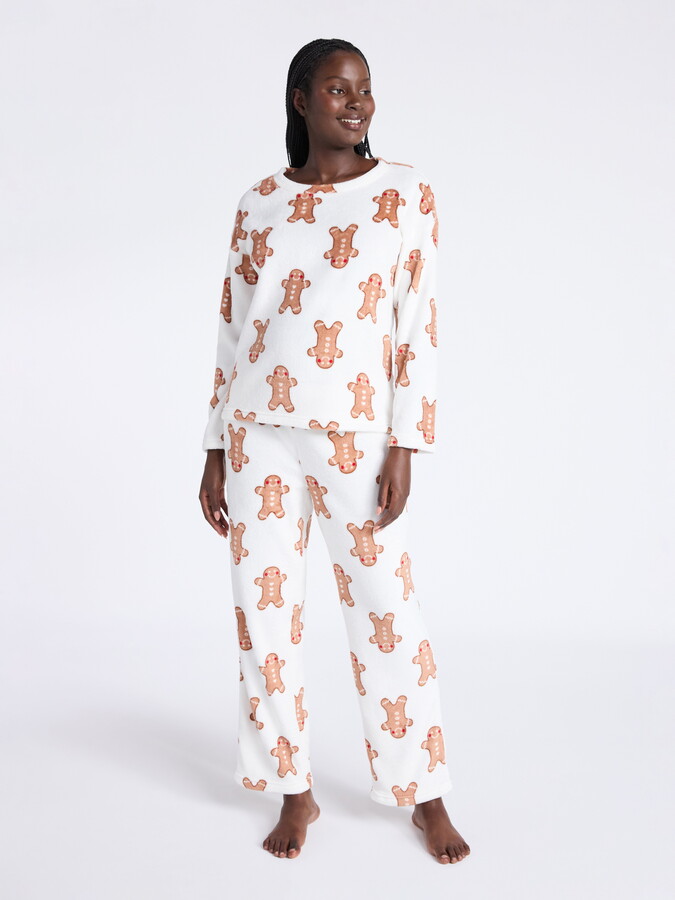 Joyspun Women's Folded Giftable Plush Long Sleeve Top and Pants Pajamas Set, 2-Piece, Sizes S-3X